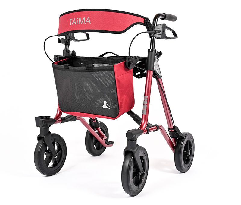 Rot-schwarzer Rollator mit vier Rädern. Er hat einen Korb, eine Rückenlehne und Handgriffe. Der Rahmen ist rot. Auf der Rückenlehne steht TAiMA.
