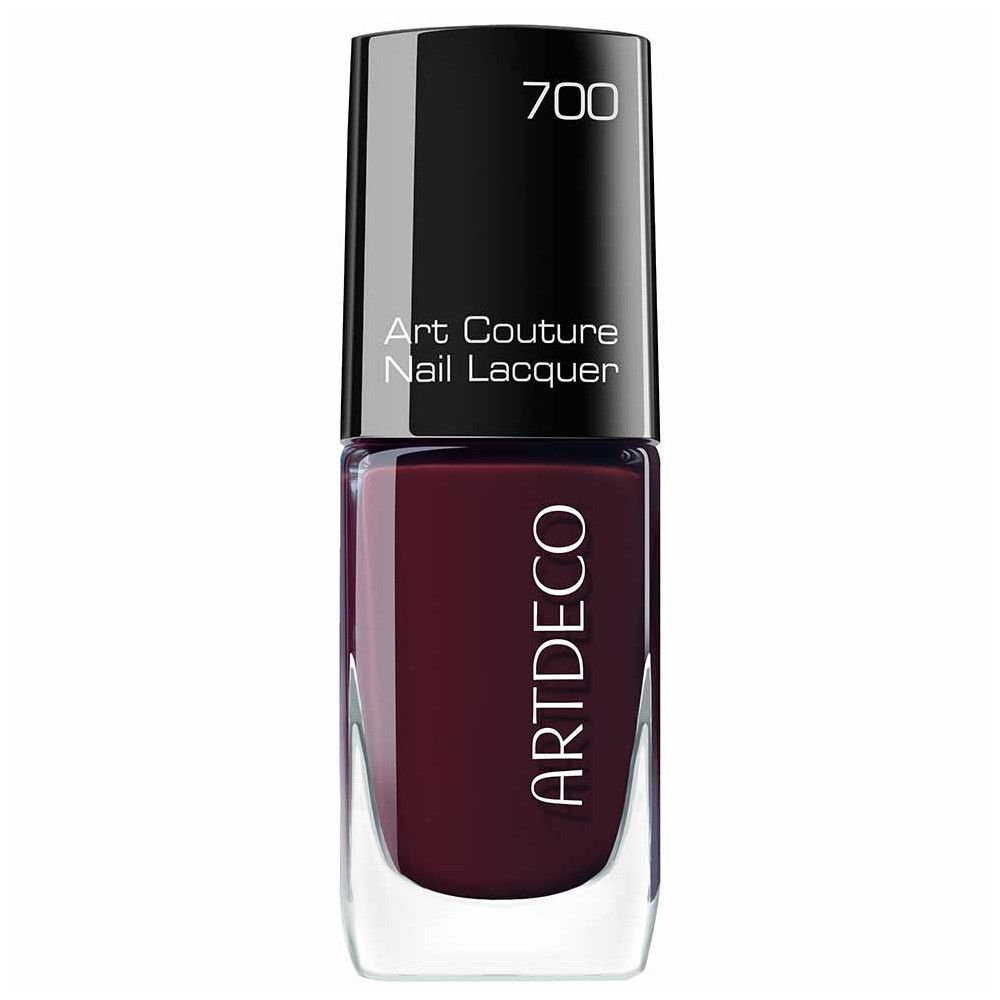 Nagellackflasche, dunkelrote Farbe. Schwarzer Deckel mit Aufschrift: Artdeco, Art Couture Nail Lacquer. Nummer 700.