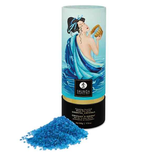 Zylindrische Verpackung mit blauem Badesalz. Aufdruck: Frau im Wasser, Marke Shunga. Text: Oriental Crystals.