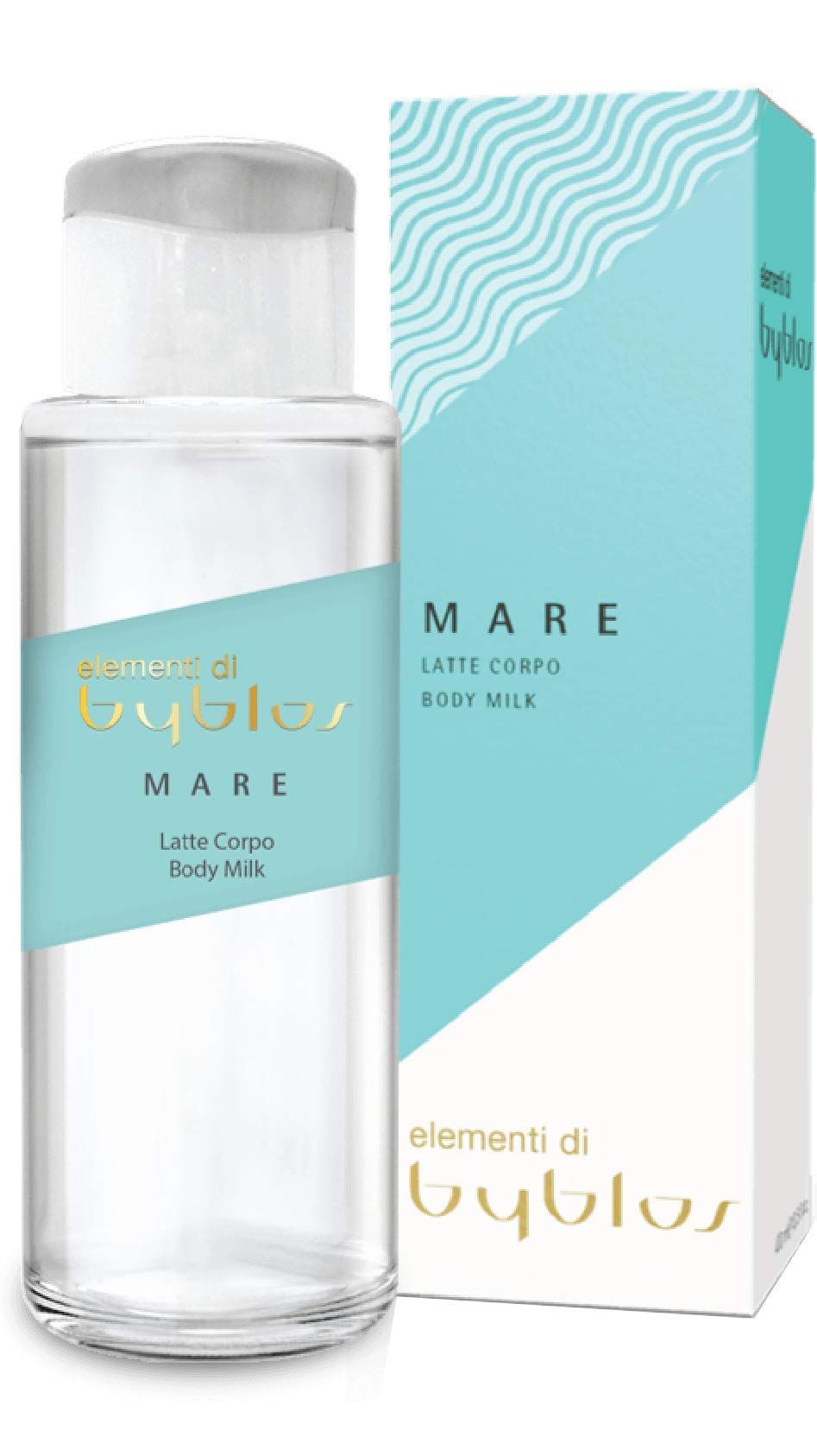 Eine transparente Flasche und eine Schachtel. Auf der Flasche steht "elementi di Byblos MARE Latte Corpo Body Milk". Die Schachtel hat "MARE" und "LATTE CORPO BODY MILK".