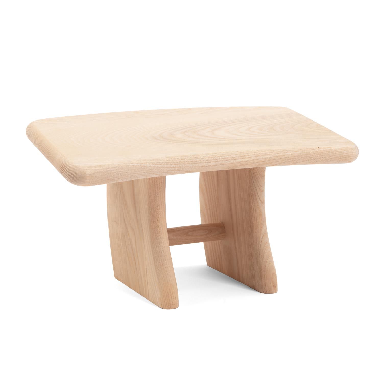 Hocker aus hellem Holz mit abgerundeter Sitzfläche und geschwungenen Beinen. Querstrebe zwischen den Beinen.