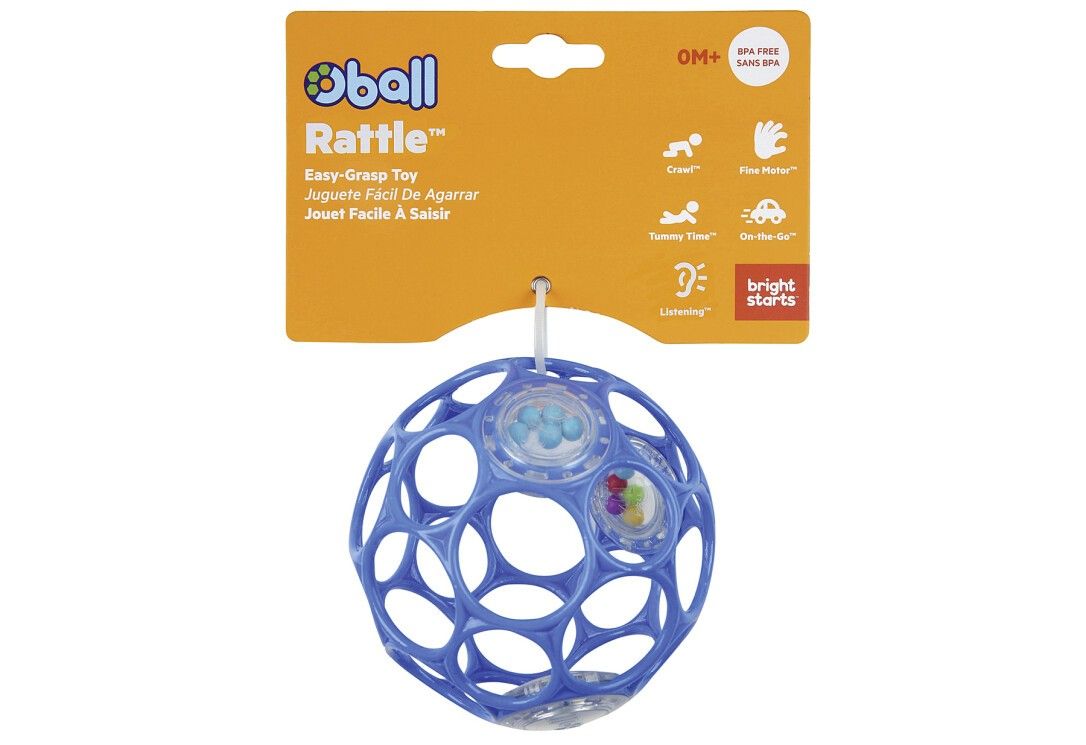 Blauer Oball-Rasselball mit Verpackung. Die Verpackung zeigt den Produktnamen, Altersempfehlung und Logos. Das Spielzeug ist rund.