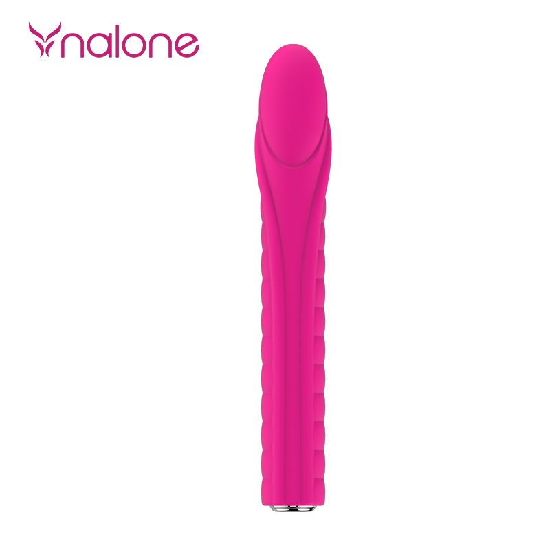 Pinkfarbener Vibrator mit geriffelter Oberfläche. Das Produkt hat eine abgerundete Spitze und eine längliche Form.