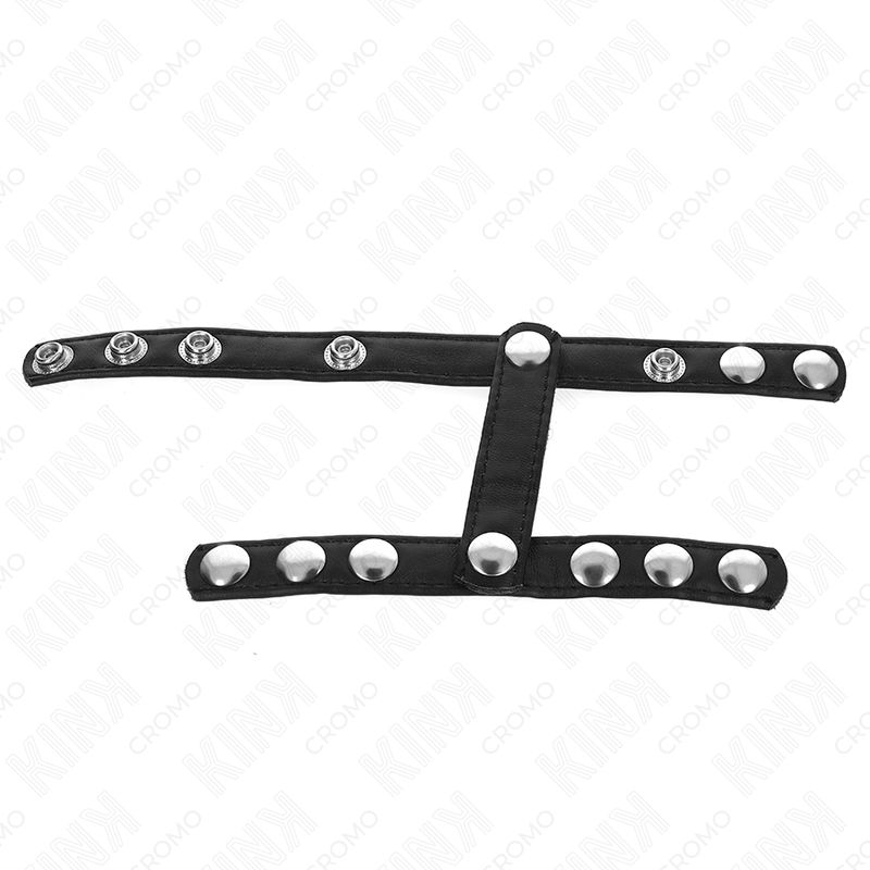 Schwarze Penisring-Riemen mit silberfarbenen Nieten. 3 verstellbare Riemen, flach ausgebreitet.