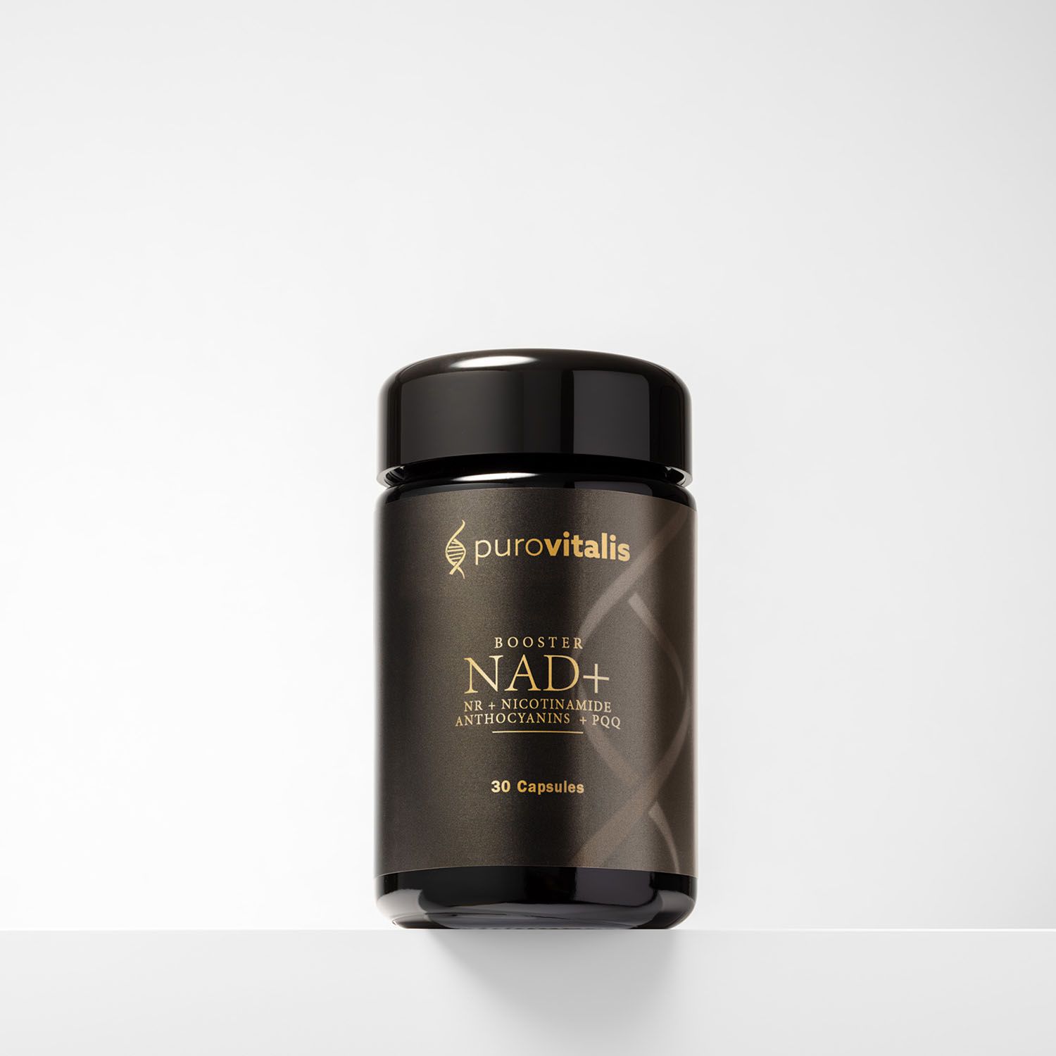 Schwarze Dose mit schwarzem Deckel. Aufschrift: Booster NAD+, 30 Kapseln. Logo: Purovitalis. Auf weißem Regal.