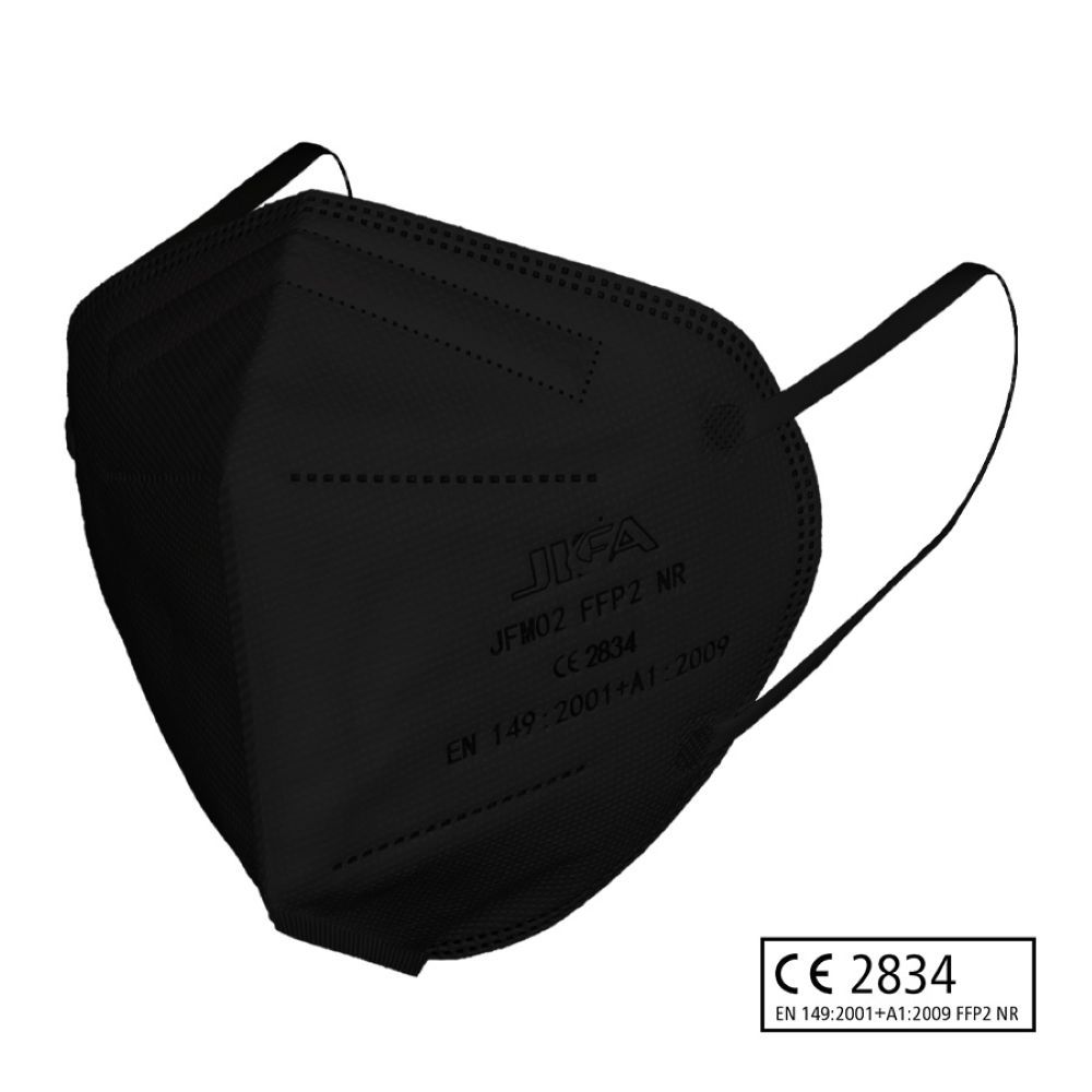 Schwarze Atemschutzmaske mit Ohrschlaufen. Aufgedruckte Logos und Zertifizierungen. CE 2834.