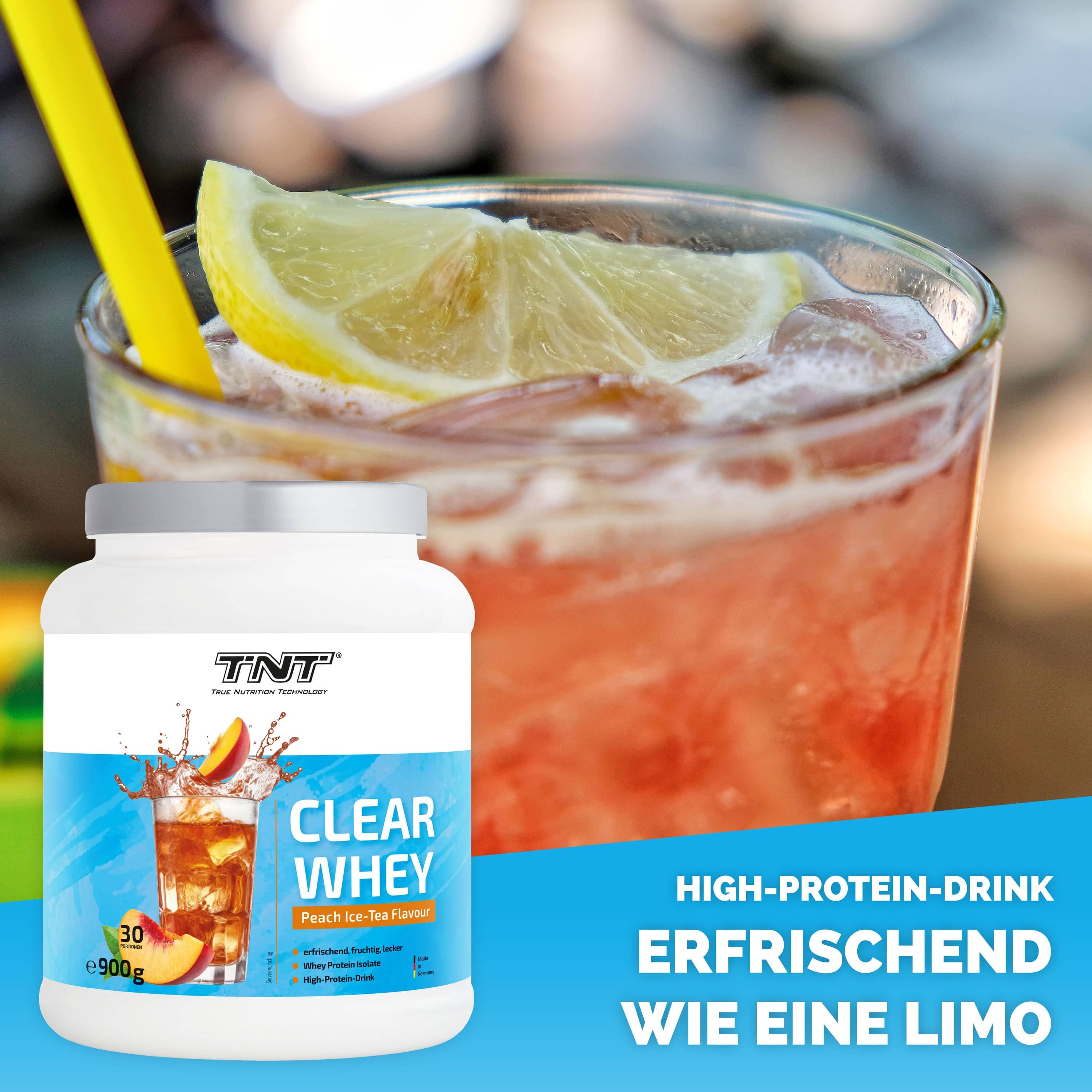 Dose TNT Clear Whey neben Glas mit Getränk und Zitrone. Aufschrift: Clear Whey, Peach Ice-Tea Flavour. Gelber Strohhalm.