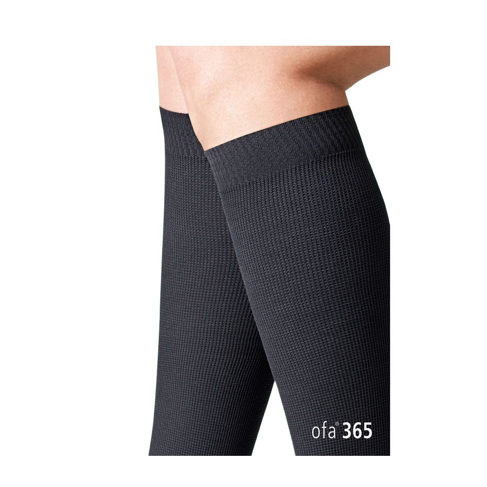 Schwarze Kniestrümpfe, geripptes Material, mit Logo 'ofa 365'.