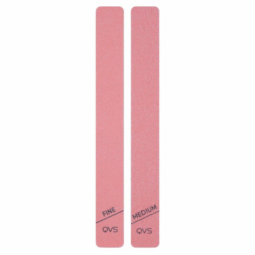 Zwei rosa Nagelfeilen. Auf einer steht "FINE", auf der anderen "MEDIUM". Beide haben den Schriftzug "OVS".