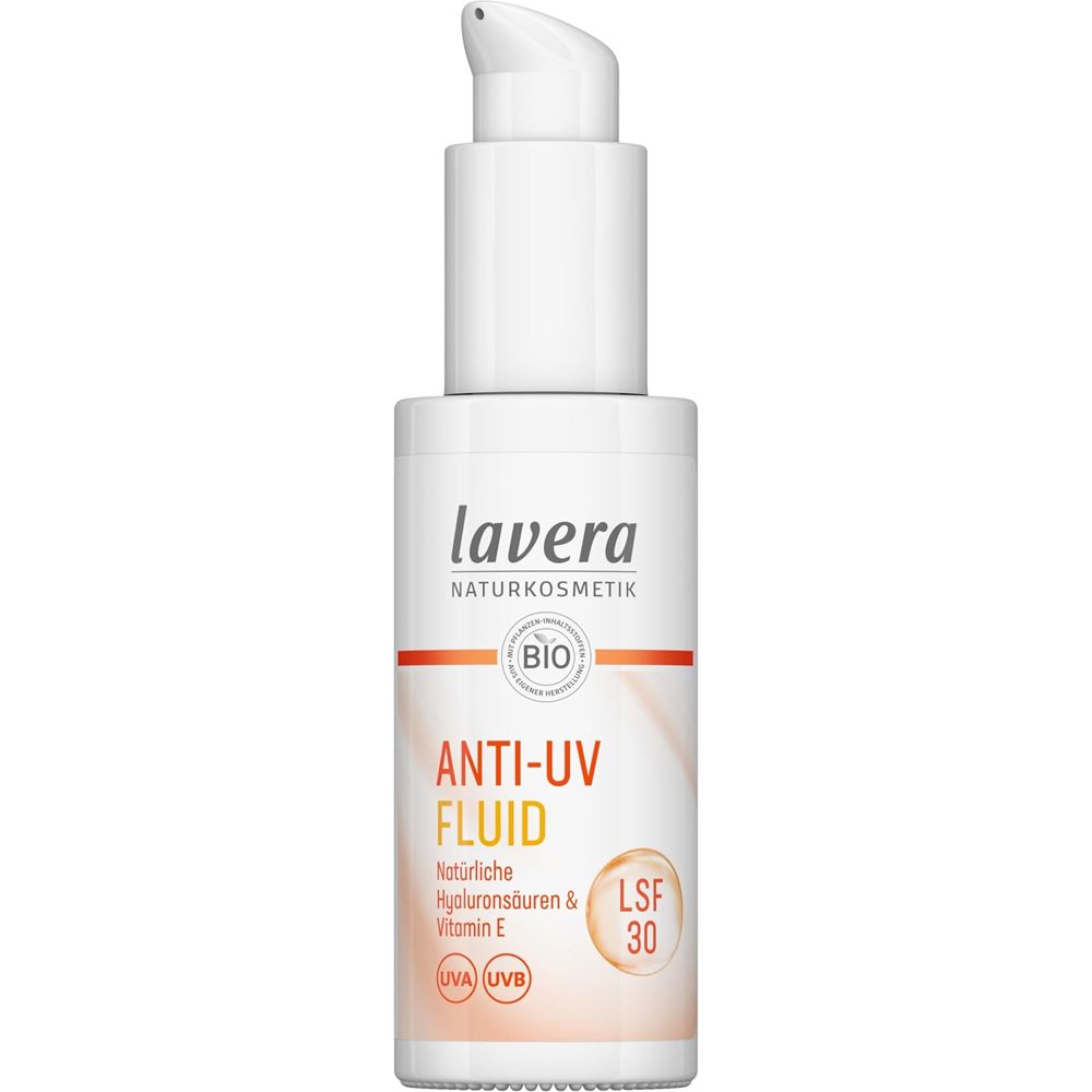Weiße Flasche mit Pumpkopf. Aufschrift: lavera, Anti-UV Fluid, LSF 30, BIO-Siegel.