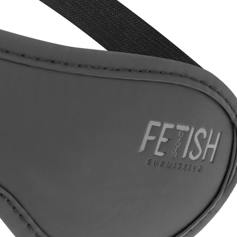Nahaufnahme einer schwarzen Augenmaske. Auf der Maske steht "FETISH Submissive".