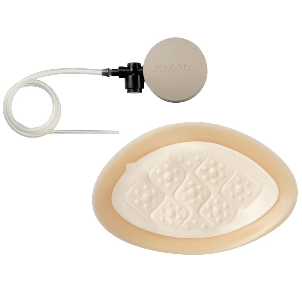 Brustprothese mit Luftausgleichssystem. Beige, ovale Form mit erhabener Oberfläche. Schlauch und Ventilanschluss.