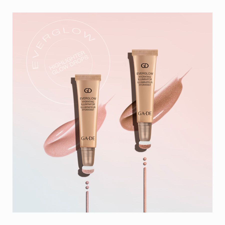 Zwei beige Tuben mit Applikator. Aufschrift: GD Everglow Hydrating Illuminator. Marke: GA-DE. Rosa Farbkleckse.