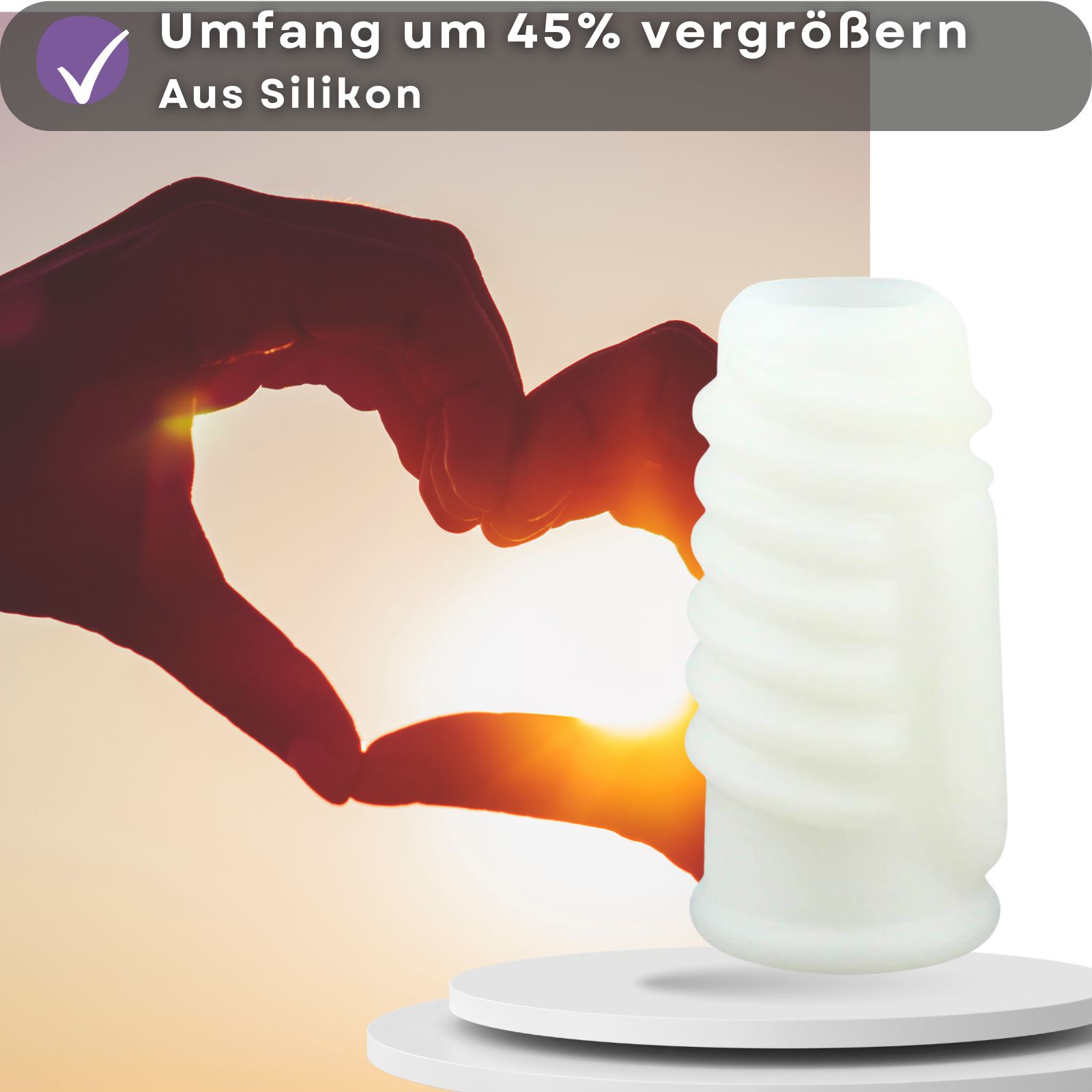 Weißes, geriffeltes Produkt. Zylindrische Form mit spiralförmigen Rillen. Hintergrund: Herzform.