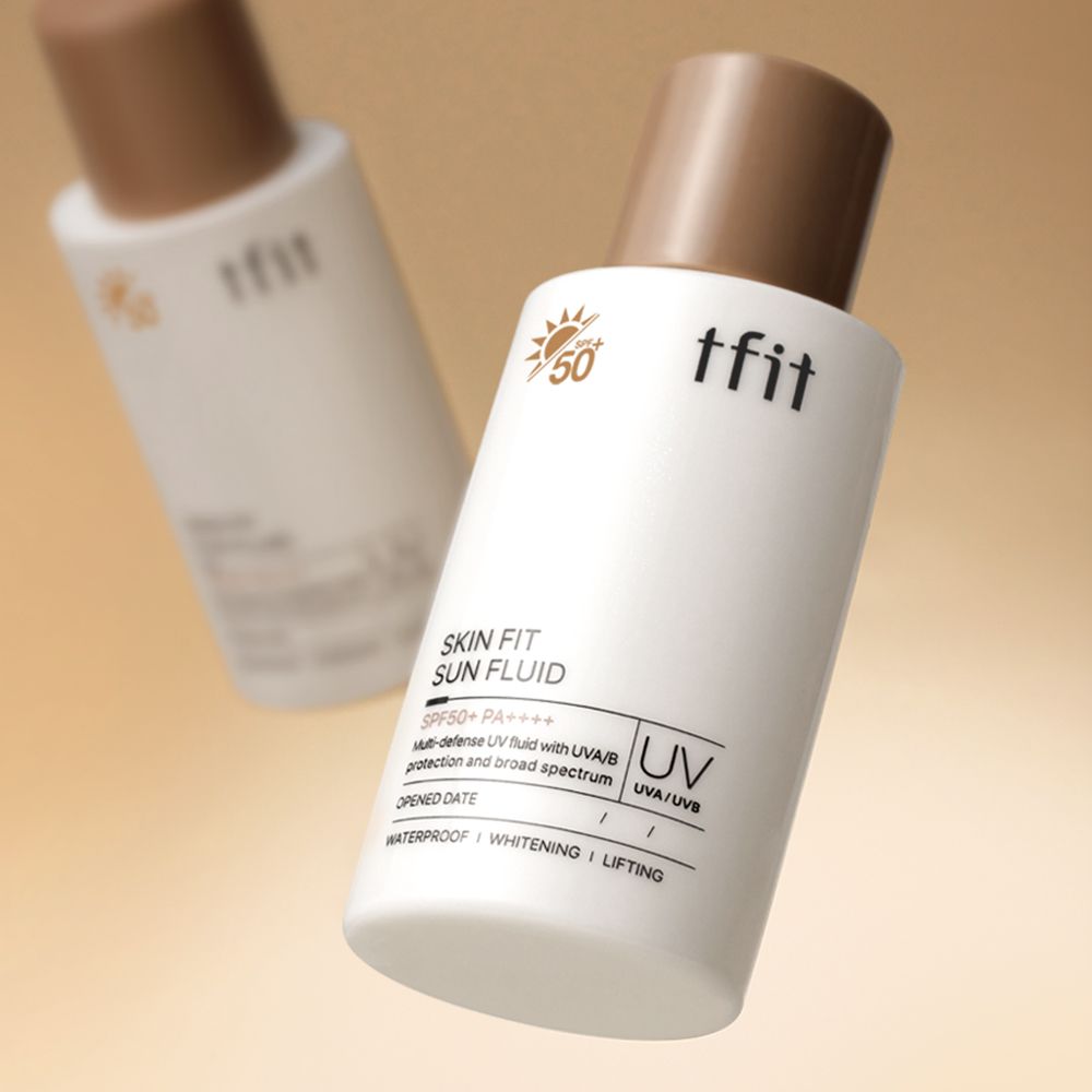 Zwei weiße Flaschen mit braunen Deckeln. Aufschrift: tfit, Skin Fit Sun Fluid SPF50+ PA++++. UV-Schutz-Symbol.