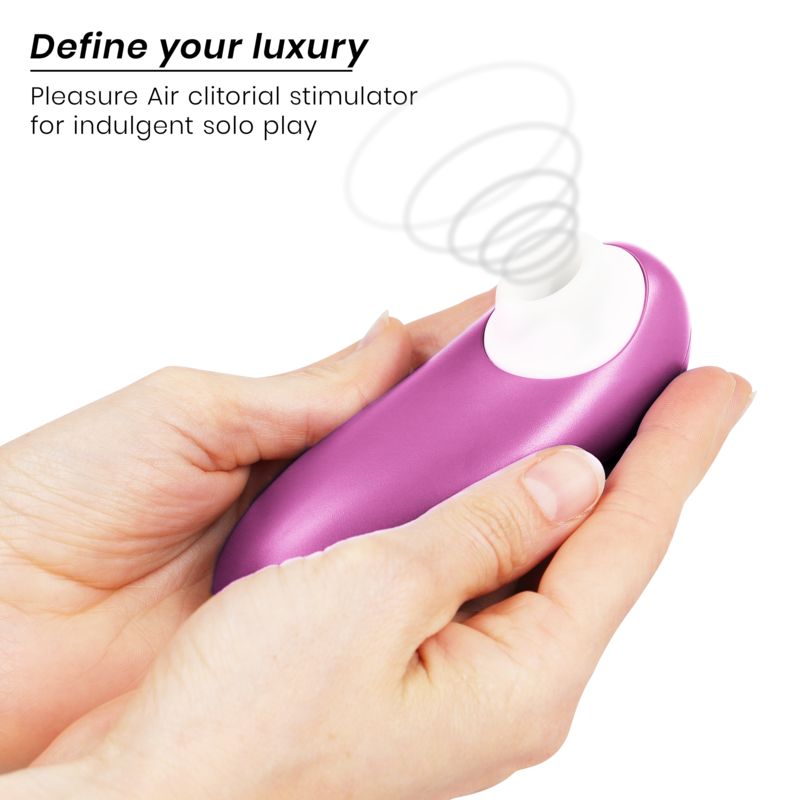 Lila Vibrator in Händen. Weißer Aufsatz. Text: Pleasure Air clitoral stimulator. Spirale dargestellt.