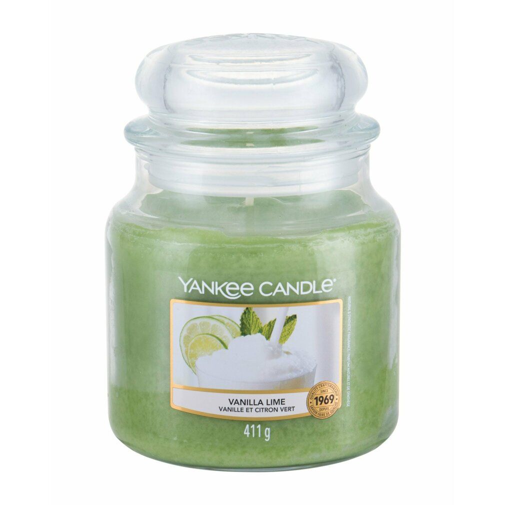 Grüne Kerze im Glas mit Deckel. Etikett mit Limetten- und Vanille-Motiv. Aufschrift: Vanilla Lime. Glasbehälter.
