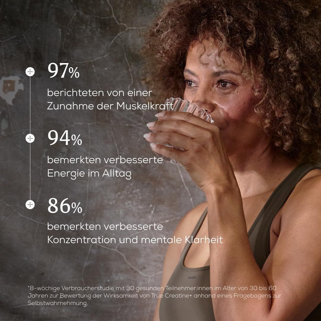 Frau trinkt aus einem Glas, daneben Statistiken zu Muskelkraft, Energie und Konzentration.