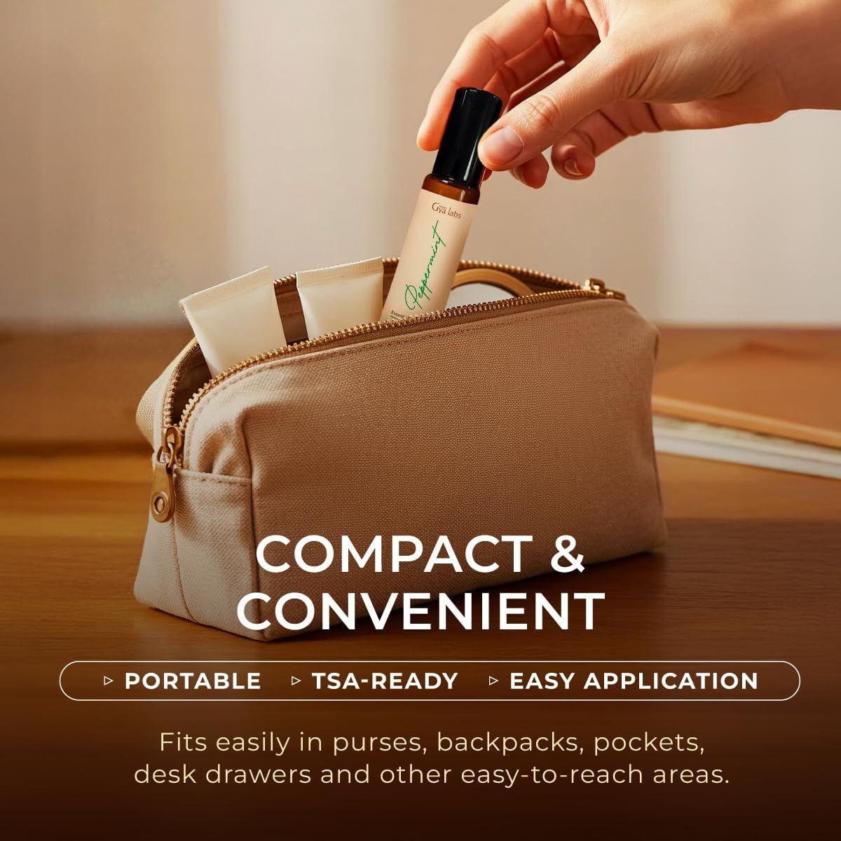 Hand hält Roll-on, der in einer Kosmetiktasche liegt. Text: Kompakt & bequem. Tragbar, TSA-ready, einfache Anwendung. Passt in Taschen, Rucksäcke, etc.