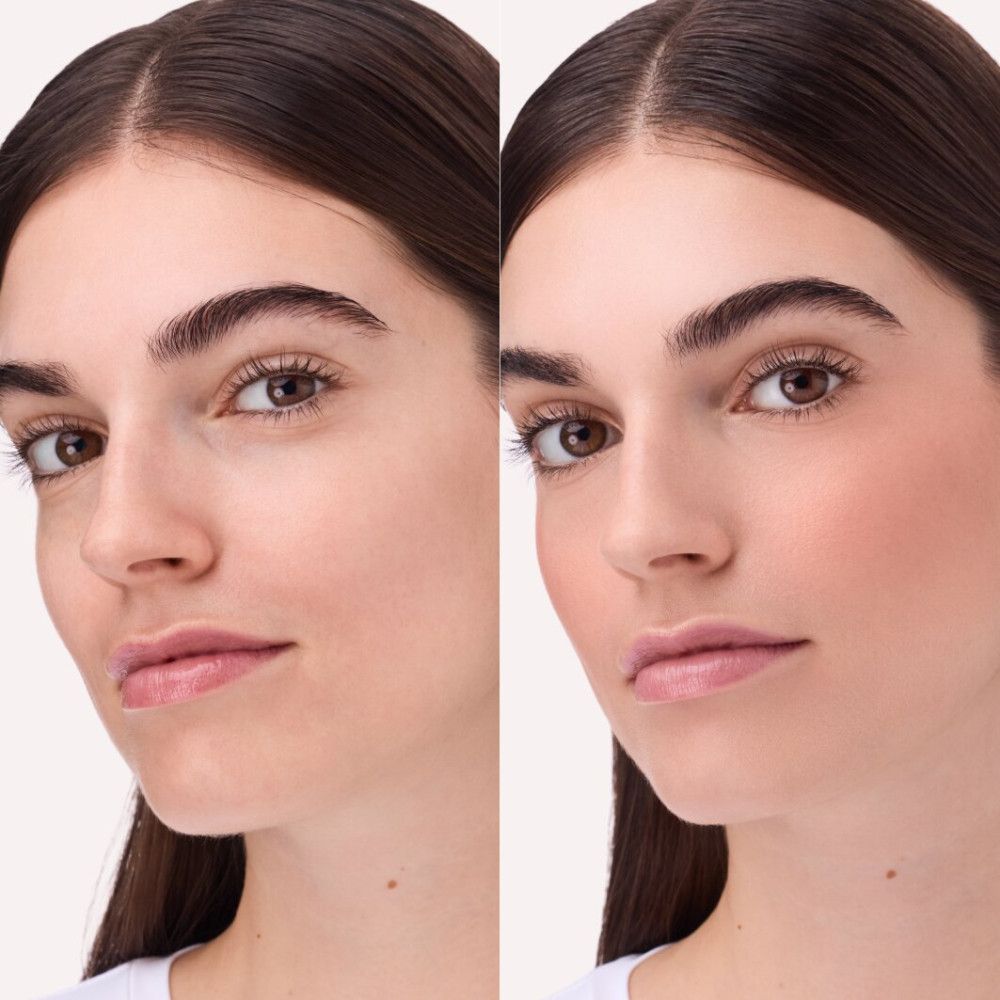 Zwei Porträts einer Frau. Links: ungeschminkt. Rechts: Rouge aufgetragen. Fokus auf Wangen.