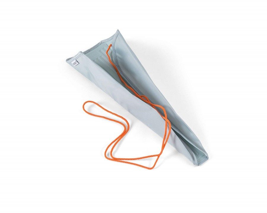 Hellblaues Strumpfanziehhilfe-Nylon mit orangefarbener Schnur. Auf weißem Hintergrund.