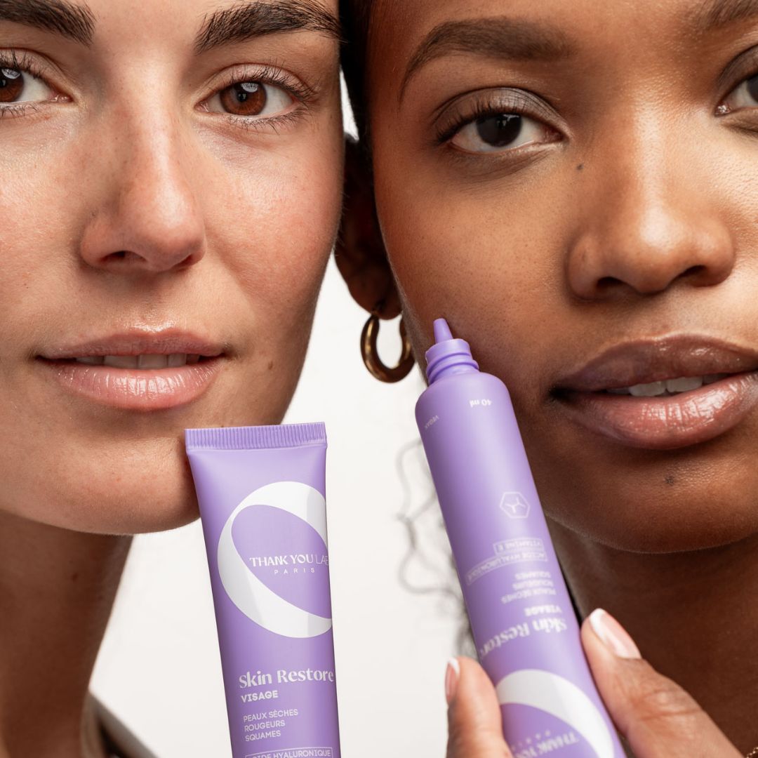 Zwei Frauen halten lila Tuben. Aufschrift: THANK YOU LAB PARIS. Produktname: Skin Restore Visage.