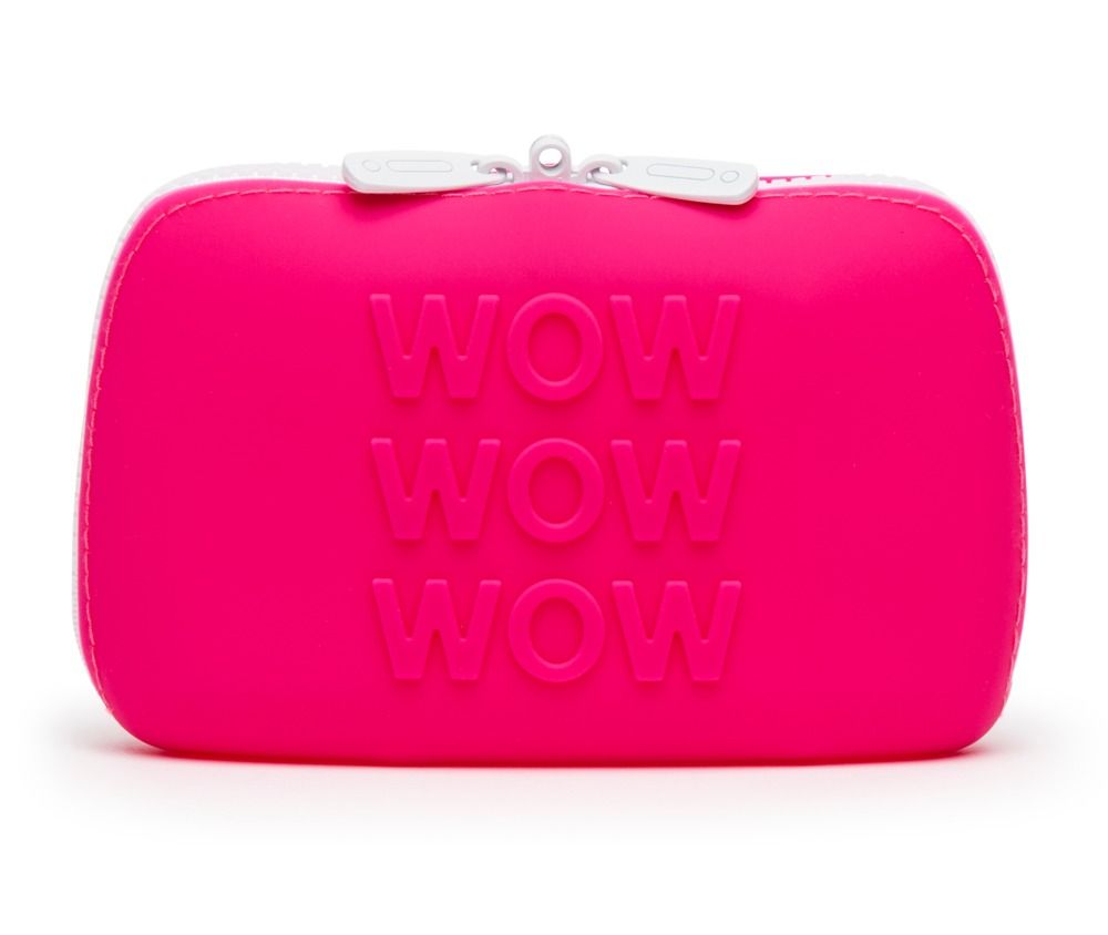 Pinkfarbene Silikon-Aufbewahrungstasche mit Reißverschluss. Auf der Tasche steht "WOW". Weiße Reißverschlüsse.