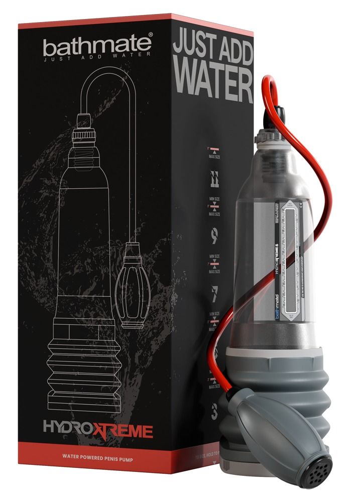 Transparente Pumpe mit rotem Schlauch und schwarzer Verpackung. Aufschrift: Bathmate HydroXtreme. Skala zur Größenmessung.