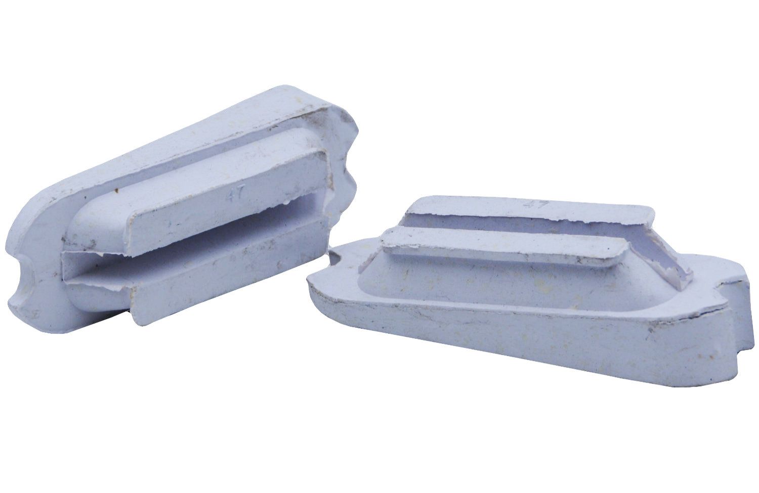 Zwei graue Steigbügeleinlagen mit abgeschrägter Form und unterschiedlichen Ebenen.