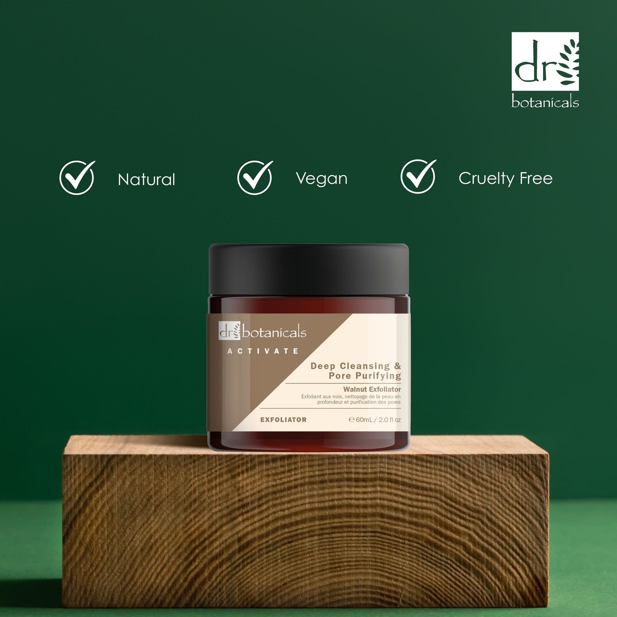 Produkt auf Holzblock. Brauner Tiegel mit schwarzem Deckel. Text: Natural, Vegan, Cruelty Free. Hintergrund: grüner Farbverlauf.