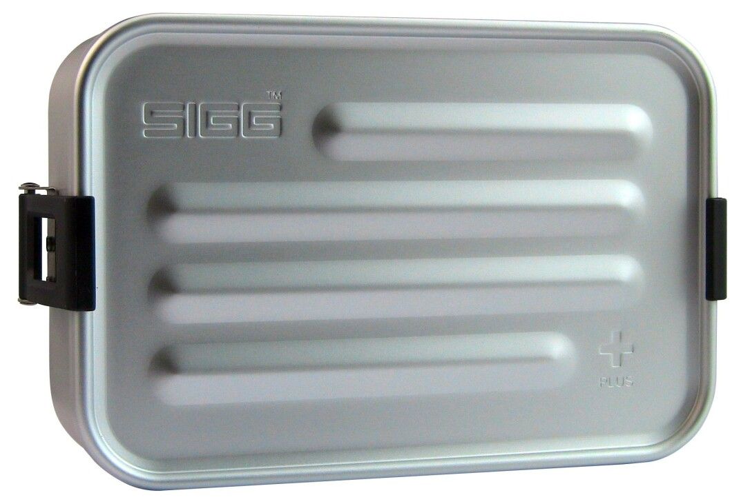 SIGG Lunchbox Metal Box Plus S. Silberfarbene Metallbox mit geriffelter Oberfläche. Schwarze Verschlüsse. SIGG-Logo oben links.