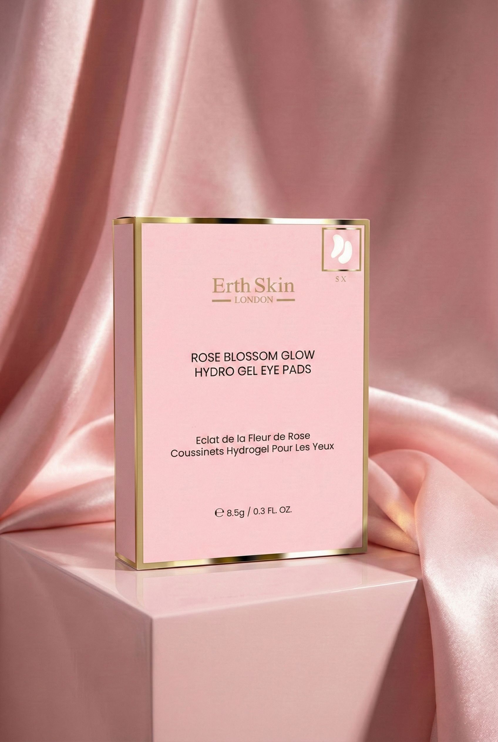 Verpackung der ErthSkin London Rose Blossom Glow Hydro-Gel-Augenpads auf rosa Seide.