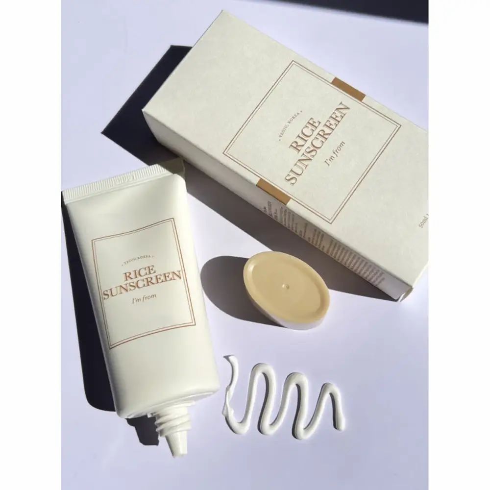 Creme-Tube, Schachtel und Deckel. Aufschrift „Rice Sunscreen“ und „I'm from“. Creme-Strang.