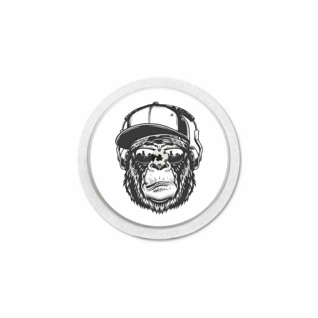 Runder Aufkleber mit einem Gorillakopf mit Baseballkappe. Schwarz-Weiß-Design. Der Gorilla schaut.