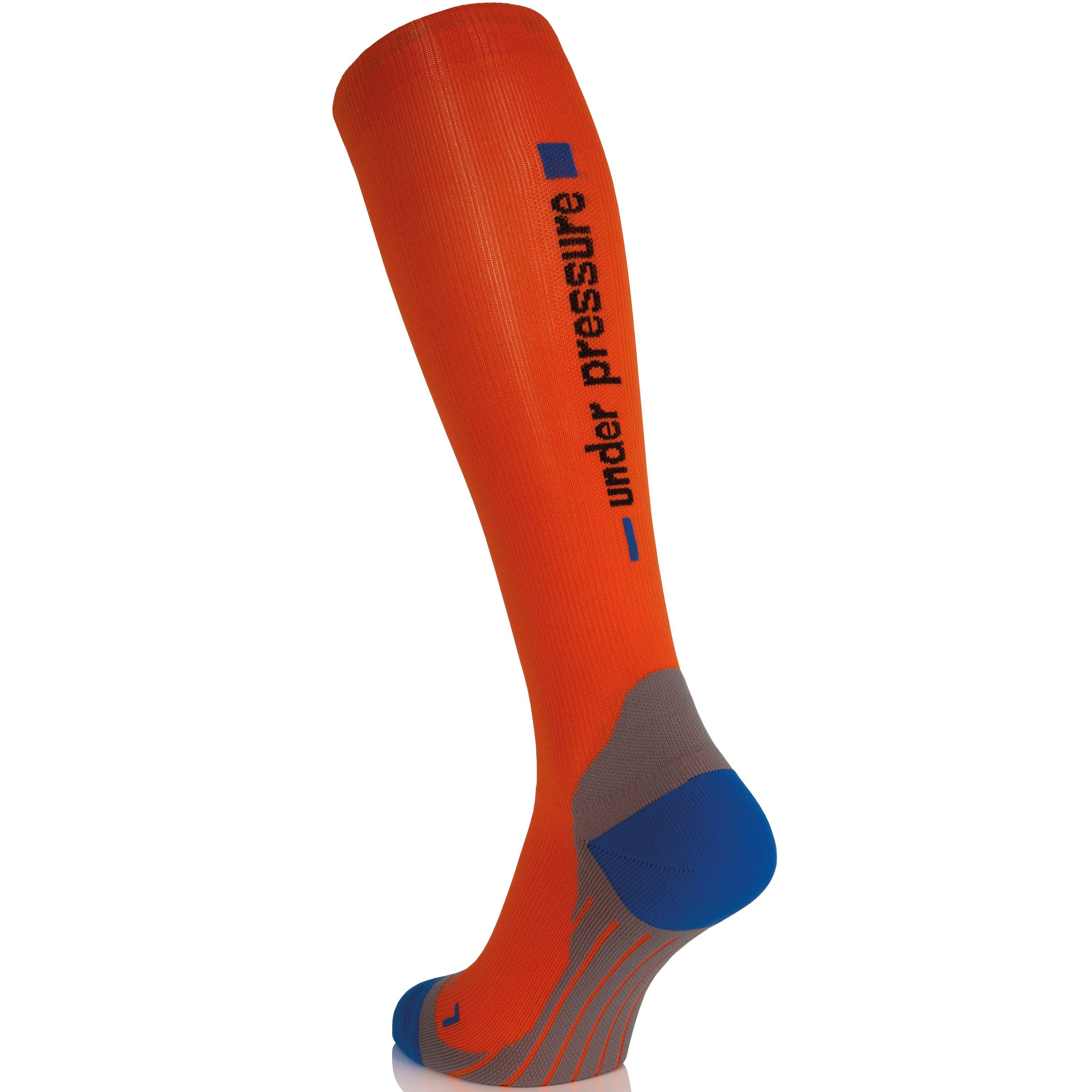 Orangener Kompressionsstrumpf mit grau-blauen Akzenten. Blaue Schrift: under pressure. Für Sport.