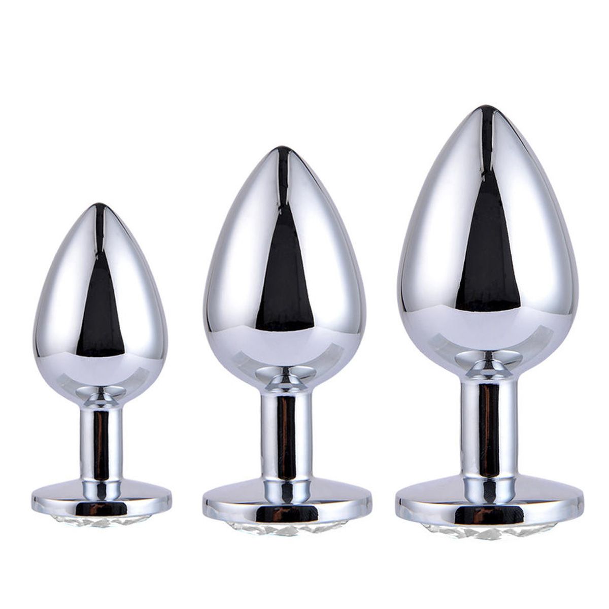 Set aus drei Metall-Analplugs in verschiedenen Größen. Glänzende Oberfläche, runde Basis mit Kristallen.