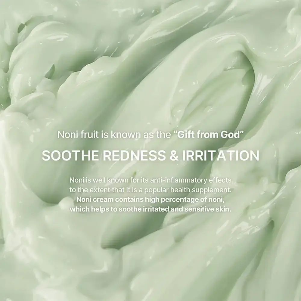 Nahaufnahme der grünen Creme. Text: SOOTHE REDNESS & IRRITATION. Noni-Frucht ist bekannt als das "Geschenk Gottes".