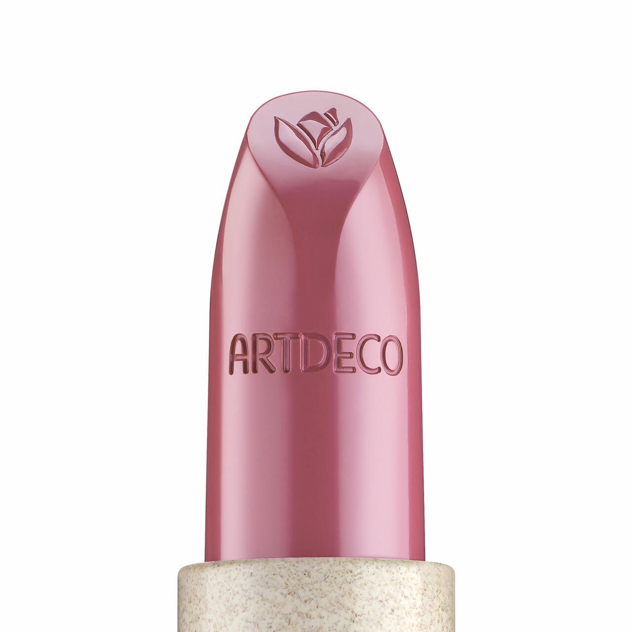 Nahaufnahme eines rosafarbenen Lippenstifts. Der Schriftzug ARTDECO ist auf dem Lippenstift sichtbar.