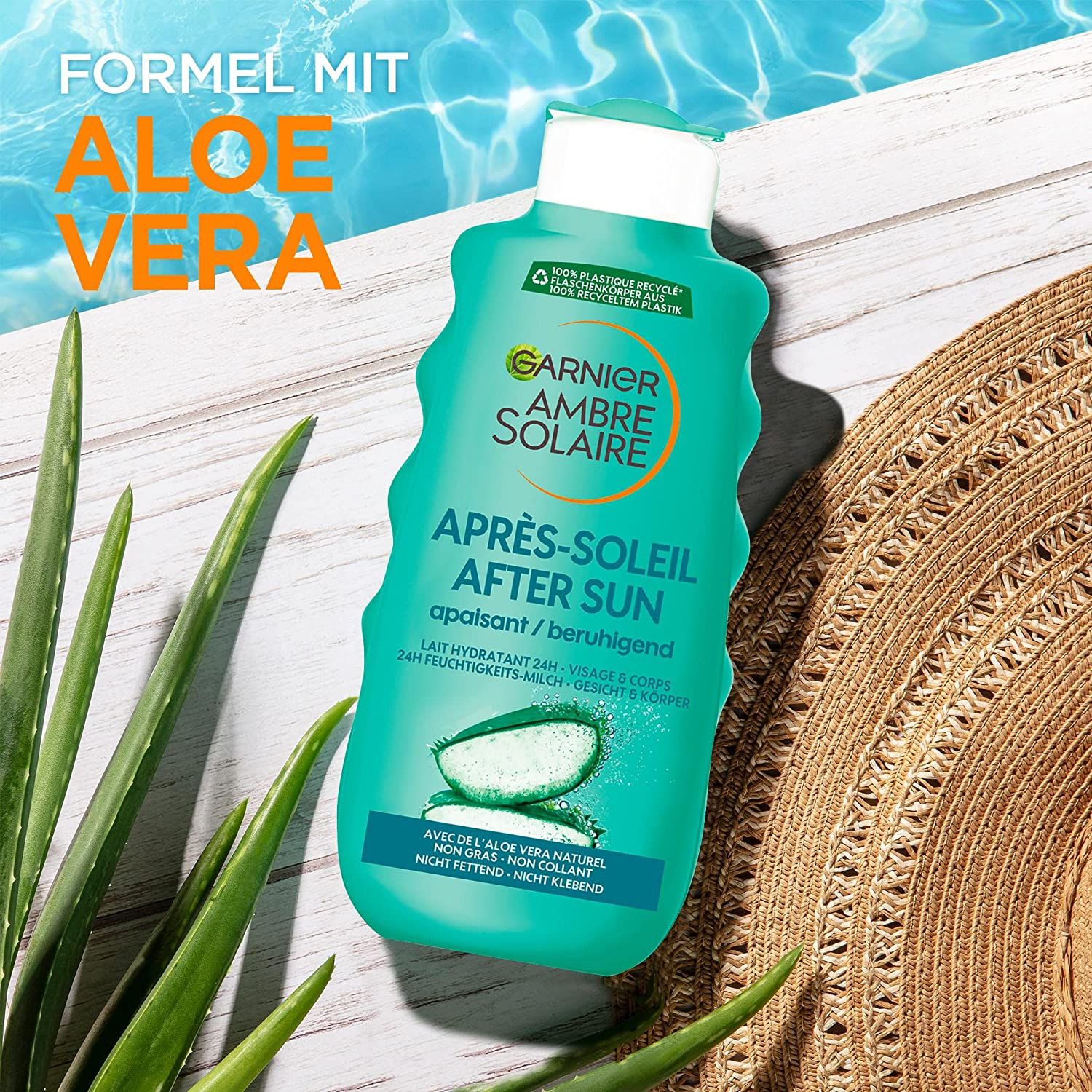 Türkisgrüne Flasche Garnier Ambre Solaire Après-Soleil After Sun. Mit Aloe Vera. Auf Strohhut und Blättern. Text: Après-Soleil, beruhigend.