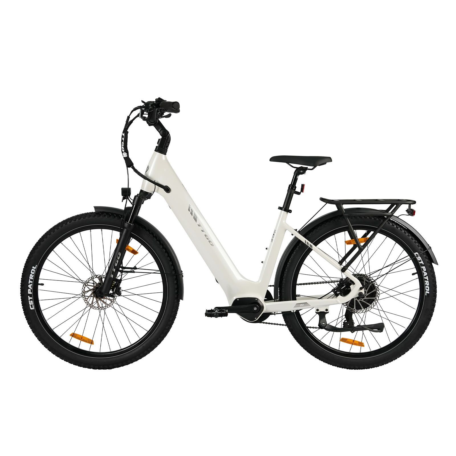 Weißes Elektrofahrrad mit schwarzen Reifen und Details. Gepäckträger, Schutzbleche und hydraulische Scheibenbremsen.