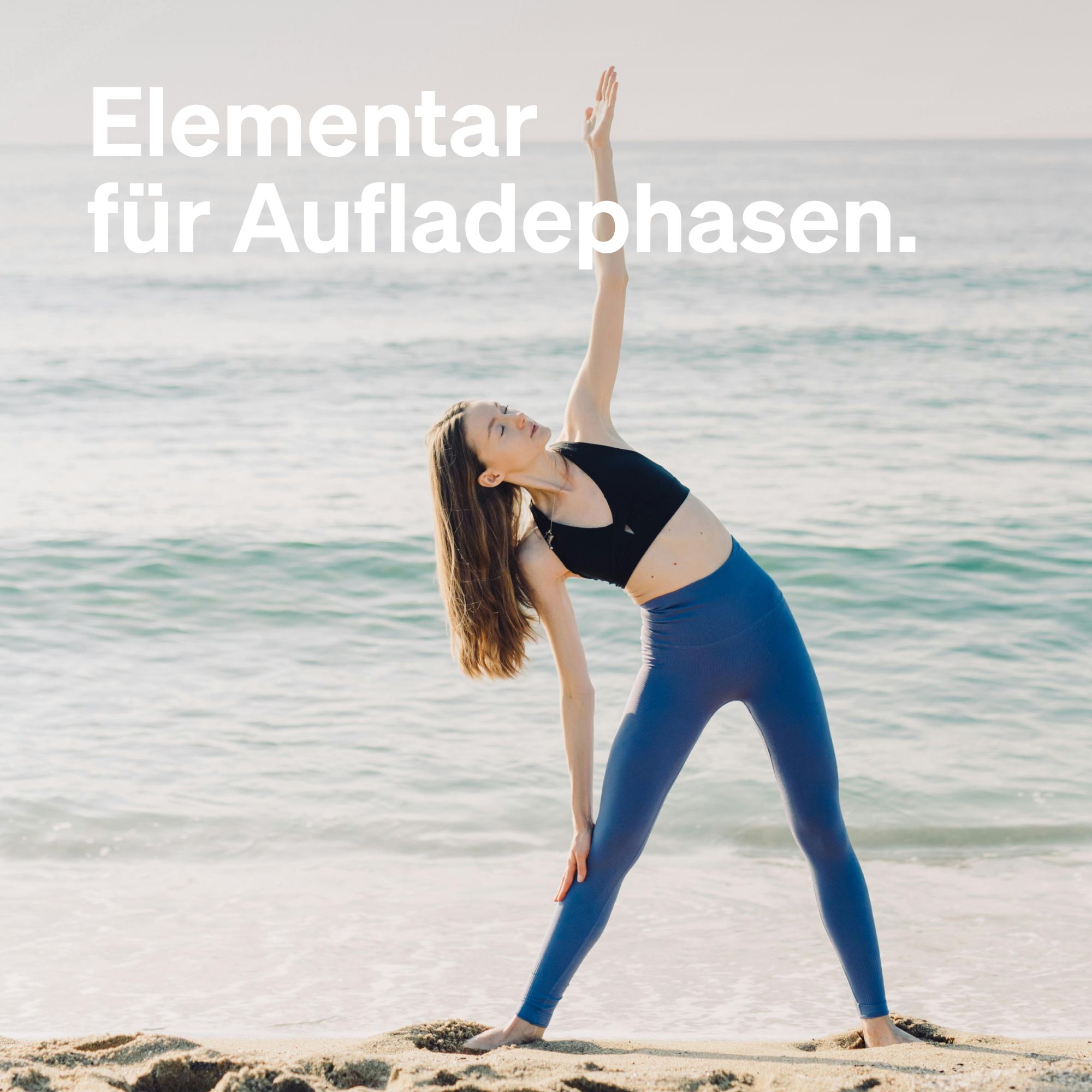 Eine Frau macht Yoga am Strand. Sie trägt Sportkleidung. Text: Elementar für Aufladephasen.
