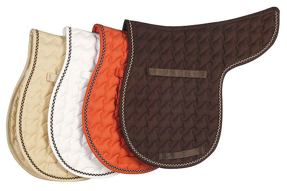 Vier Satteldecken in verschiedenen Farben: Beige, Weiß, Orange und Braun. Steppmuster.