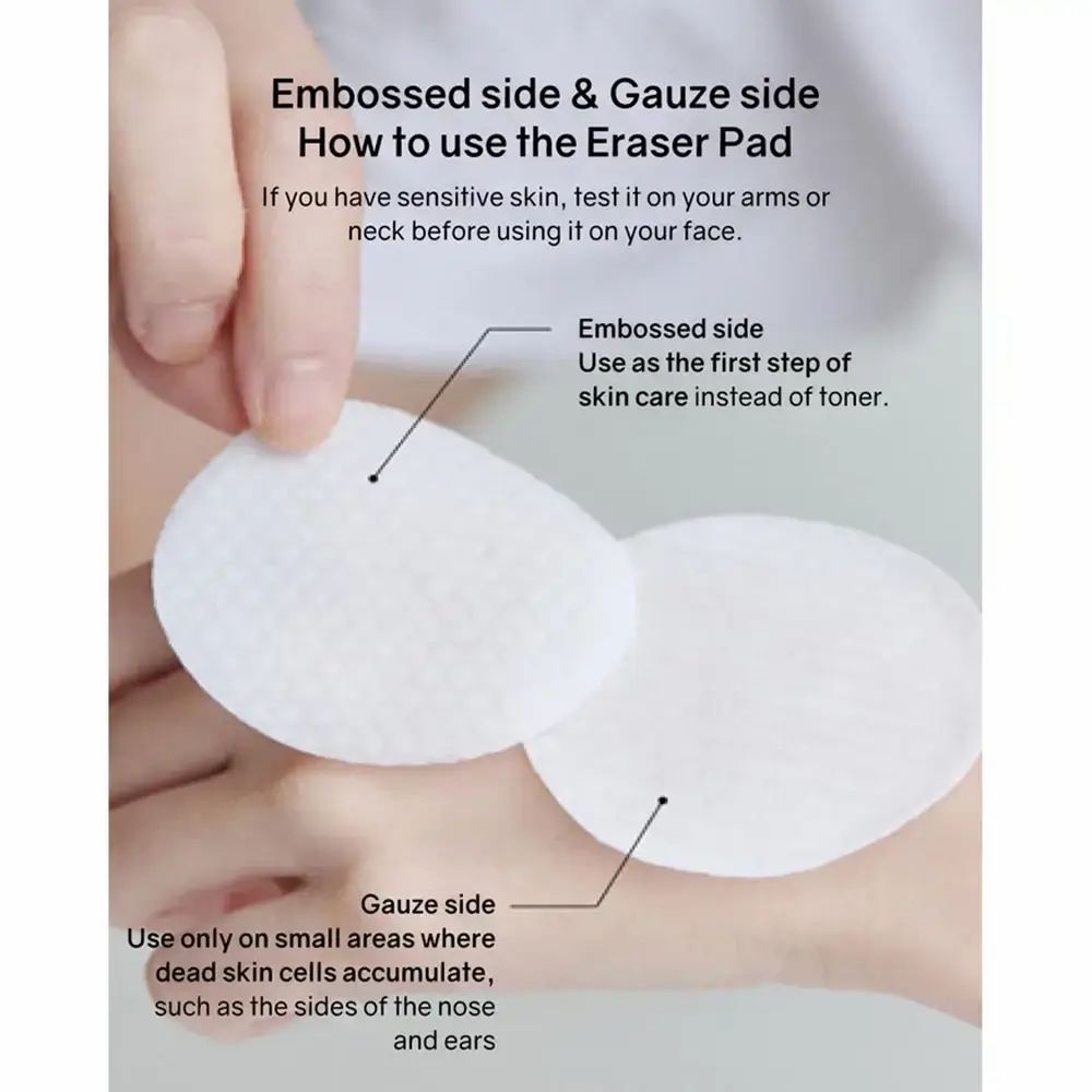 Nahaufnahme von zwei weißen Pads. Text: Embossed side & Gauze side. Gebrauchsanweisung. Pfeile zeigen auf die Seiten.