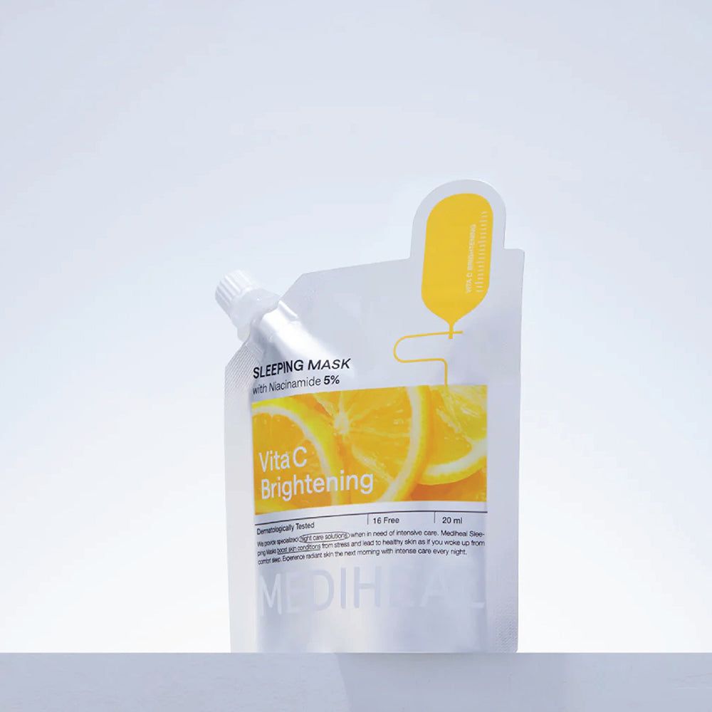 MEDIHEAL Vita C Brightening Schlafmaske. Beutel auf weißem Untergrund. Gelber Akzent mit Zitronen. Text: Sleeping Mask, Vita C.