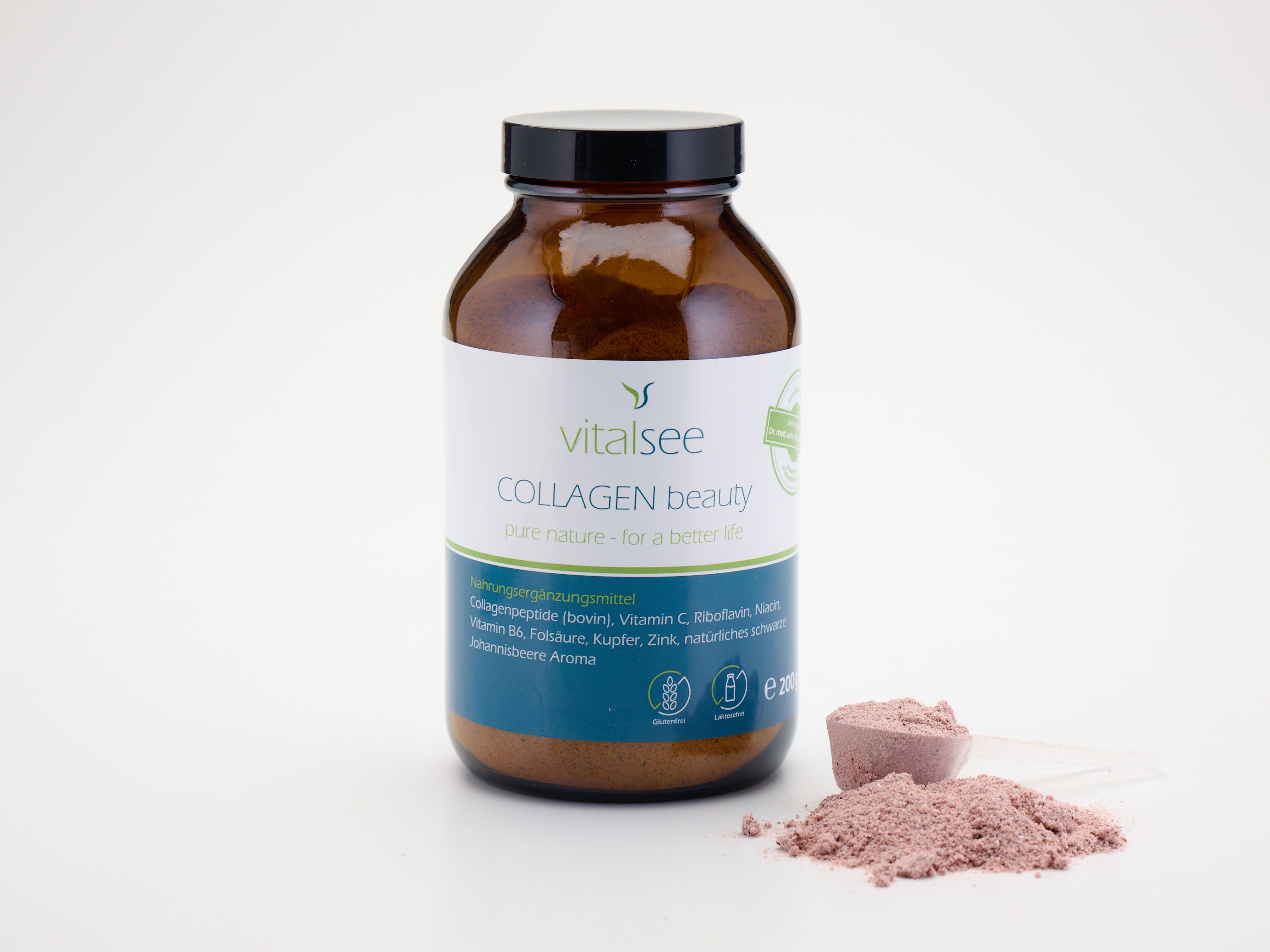 Braune Glasflasche mit schwarzem Deckel, daneben Pulver und Messlöffel. Etikett: Vitalsee COLLAGEN beauty.