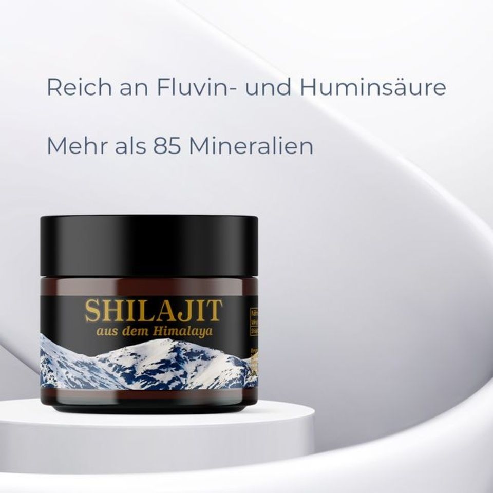 Produkt auf Podest. Dose mit Aufschrift SHILAJIT aus dem Himalaya. Text: Reich an Fluvin- und Huminsäure, mehr als 85 Mineralien.