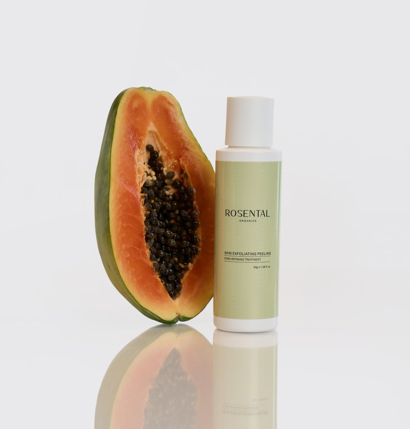 Grüne Flasche mit weißem Deckel und halbe Papaya. Aufschrift: Rosental Organics, Skin Exfoliating Peeling.