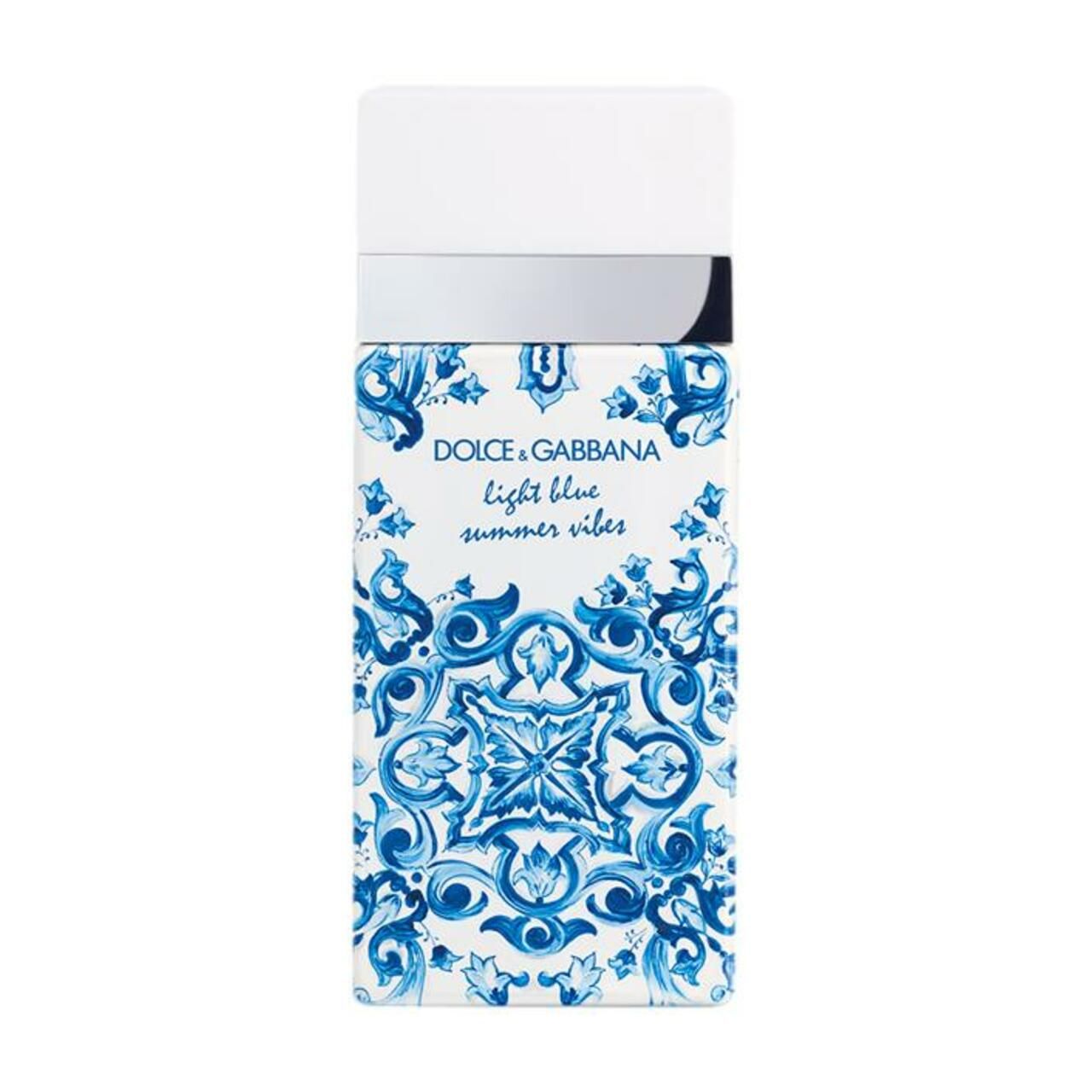 Parfumflakon. Weiß-blaues Muster. Aufschrift: Dolce & Gabbana Light Blue Summer Vibes. Silberner Verschluss.