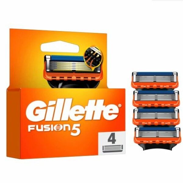 Gillette Fusion5 Ersatzklingen-Packung mit 4 Klingen. Orangefarbene Verpackung mit Produktnamen und Anzahl. Daneben liegen 4 Ersatzklingen.