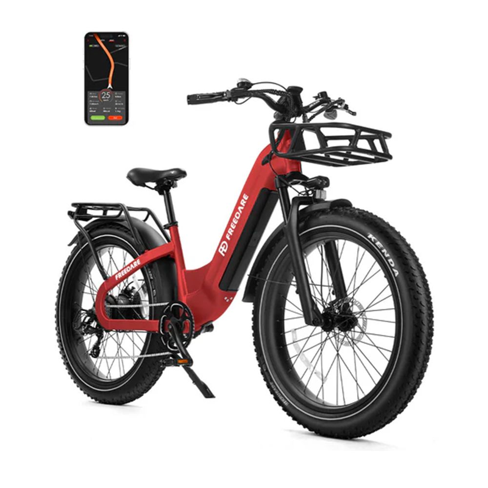 Rotes Elektrofahrrad mit Frontkorb. Marke FREEDARE. Schwarze Reifen, Gepäckträger, Smartphone mit Navigationsanzeige.